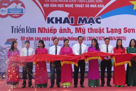 Các đại biểu thực hiện nghi lễ cắt băng khai mạc triển lãm. 