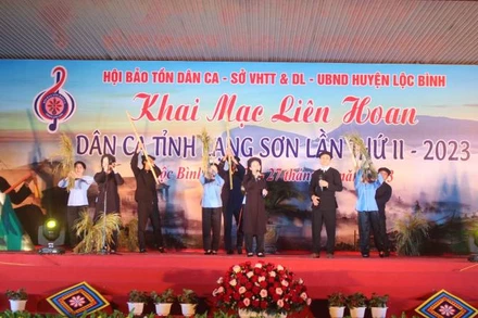 Các nghệ nhân, diễn viên không chuyên đến từ các huyện, thành phố trong tỉnh tham gia liên hoan dân ca.