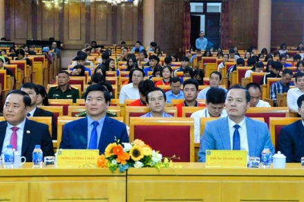 Lãnh đạo Ủy ban nhân dân tỉnh Lạng Sơn cùng các ban, ngành dự lễ bế mạc ngày hội văn hóa, thể thao và du lịch vùng đông bắc.