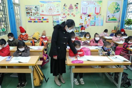 Giáo viên Trường tiểu học xã Quảng Lạc, thành phố Lạng Sơn, quản lý học sinh trong giờ học. 