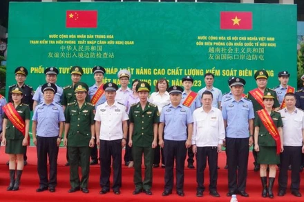Đồn biên phòng cửa khẩu quốc tế Hữu Nghị (Lạng Sơn-Việt Nam) phối hợp với Trạm kiểm soát biên phòng Hữu Nghị Quan (Quảng Tây-Trung Quốc) tổ chức lễ phát động phát tờ rơi tuyên truyền pháp luật.