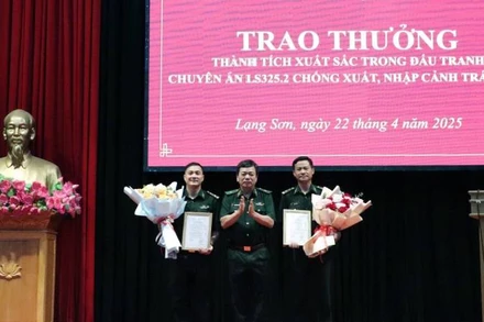 Thiếu tướng Nguyễn Văn Thiện trao thưởng cho ban chuyên án phá thành công chuyên án xuất, nhập cảnh trái phép.