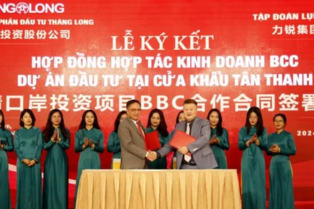 Đại diện Công ty cổ phần đầu tư Thăng Long, (Việt Nam) và Tập đoàn Lực Duệ (Trung Quốc), ký kết hợp đồng hợp kinh doanh. 