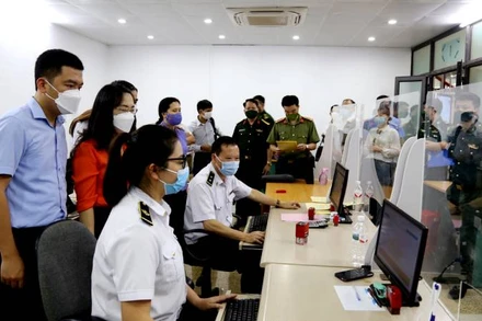 Các đại biểu Hội đồng nhân dân tỉnh Lạng Sơn kiểm tra, giám sát thực hiện khai báo trên nền tảng cửa khẩu số tại cửa khẩu quốc tế Hữu Nghị (huyện Cao Lộc).