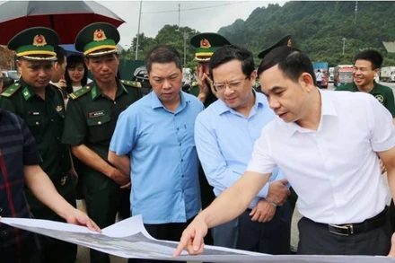 Lãnh đạo Ủy ban nhân dân tỉnh Lạng Sơn cùng các lực lượng chức năng kiểm tra việc xây dựng khu kinh tế cửa khẩu.