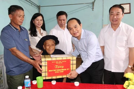 Đồng chí Nguyễn Quốc Đoàn, Bí thư Tỉnh ủy Lạng Sơn thăm tặng quà bà Hoàng Thị Choỏng, là vợ liệt sĩ, trú tại thôn Tồn Cút, xã Bắc Thủy, huyện Chi Lăng.