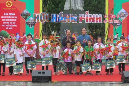 Đại diện lãnh đạo Ủy ban nhân dân tỉnh Lạng Sơn tặng quà bánh trung thu cho các em học sinh tiêu biểu của thành phố Lạng Sơn.