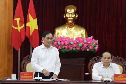 Đồng chí Bùi Thanh Sơn, Ủy viên Trung ương Đảng, Bộ trưởng Ngoại giao làm việc với Ban Thường vụ Tỉnh ủy Lạng Sơn.