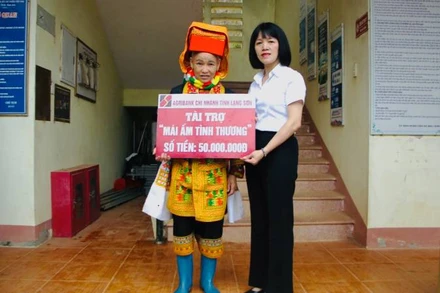 Đại diện lãnh đạo Ngân hàng nông nghiệp và Phát triển nông thôn chi nhánh (Agribank) Lạng Sơn, trao tặng, tài trợ tiền xây nhà cho gia đình Chị Hoàng Múi Phin. 