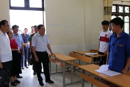 Lãnh đạo Ủy ban nhân dân tỉnh Lạng Sơn kiểm tra cơ sở vật chất trường học tại Trường trung học phổ thông huyện Đình Lập.