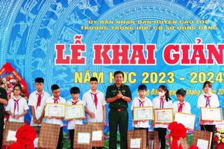 Lãnh đạo Bộ chỉ huy, Bộ đội Biên phòng tỉnh Lạng Sơn, trao quà và giấy khen cho các em học sinh Trường Trung học cơ sở Đồng Đăng (Cao Lộc).