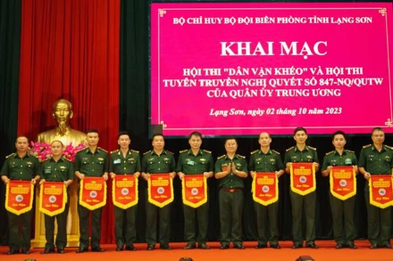 Các đội thi Hội thi "Dân vận khéo" của Bộ đội biên phòng Lạng Sơn nhận cờ lưu niệm của Ban tổ chức.