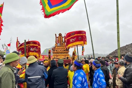 Đông đảo người dân tham gia rước bài vị các vị thần ở Lễ hội Ná Nhèm ở Trấn Yên, Bắc Sơn, (Lạng Sơn).