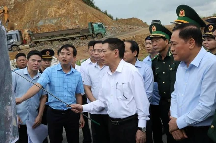 Phó Thủ tướng Chính phủ Hồ Đức Phớc cùng lãnh đạo Ủy ban nhân dân tỉnh Lạng Sơn và các cơ quan chức năng của tỉnh kiểm tra Đề án thí điểm xây dựng cửa khẩu thông minh tại cửa khẩu quốc tế Hữu Nghị.