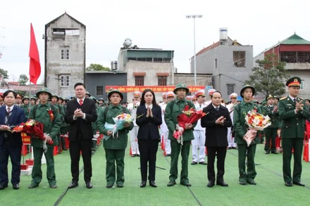 Lãnh đạo Tỉnh ủy, Huyện ủy, Ủy ban nhân dân huyện Lộc Bình (Lạng Sơn), tặng hoa chúc mừng các tân binh lên đường nhập ngũ.