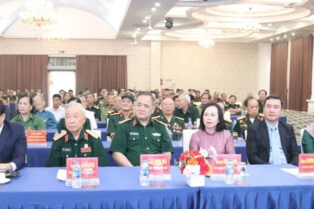 Các đồng chí lãnh đạo tỉnh Lạng Sơn cùng các cựu chiến binh, cựu thanh niên xung phong, chiến sĩ cách mạng bị địch bắt, tù đày tiêu biểu, tham gia kháng chiến chống Mỹ cứu nước tham dự buổi gặp mặt.