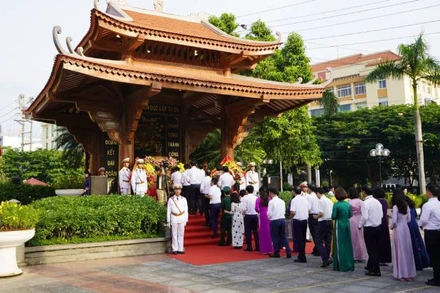 Đoàn lãnh đạo Tỉnh ủy, Hội đồng nhân dân, Ủy ban nhân dân tỉnh Lạng Sơn dâng hương, tại khuôn viên lưu niệm Chủ tịch Hồ Chí Minh.