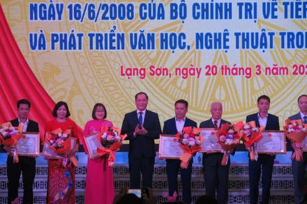 Đại diện lãnh đạo Ủy ban nhân dân tỉnh Lạng Sơn tặng bằng khen của Ủy ban nhân dân tỉnh cho các cá nhân có thành tích xuất sắc thực hiện Nghị quyết số 23-NQ/TW của Bộ Chính trị. 