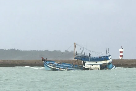 Bình Thuận: Tàu chìm, 5 ngư dân thoát chết 