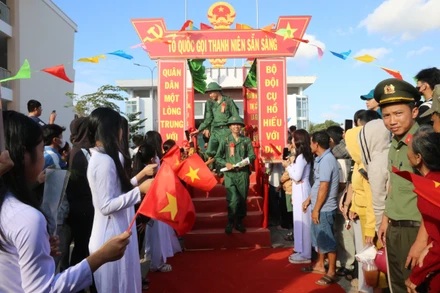Thanh niên thị xã La Gi hăng hái lên đường nhập ngũ.