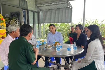 Đoàn thăm hỏi gia đình liệt sĩ.