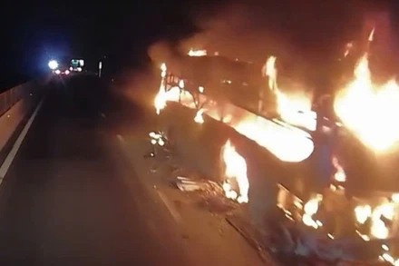 Xe khách bốc cháy trên cao tốc.