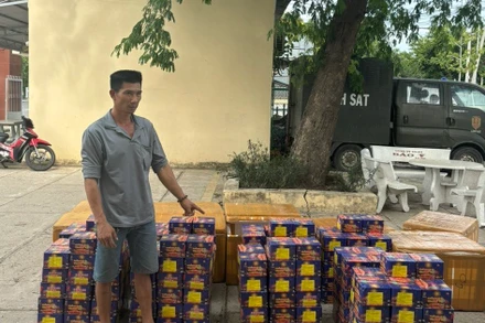 Đối tượng bị bắt cùng với tang vật.