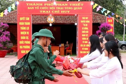 Các em học sinh tặng hoa cho tân binh