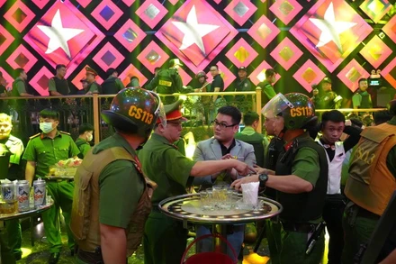 Công an kiểm tra test nhanh ma túy các khách.