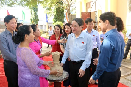 Phó Chủ tịch Quốc hội Nguyễn Đức Hải tham quan Trung tâm Trưng bày Văn hóa Chăm Bình Thuận. 