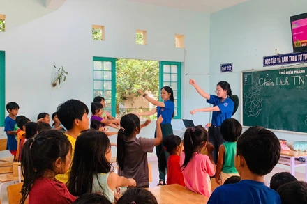 Tình nguyện viên tham gia hoạt động hè cho học sinh