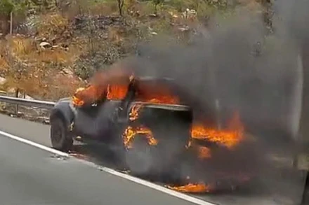 Cháy xe trên cao tốc.