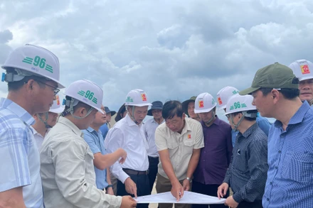 Thứ trưởng Nông nghiệp và Phát triển nông thôn Phùng Đức Tiến khảo sát tại công trường.