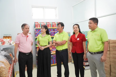 Các đơn vị thăm quan kho thực phẩm và kết nối thêm nguồn thực phẩm cho kho