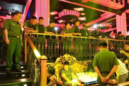 Các lực lượng do Đại tá Huỳnh Ngọc Liêm, Phó Giám đốc Công an tỉnh, Thủ trưởng Cơ quan Cảnh sát điều tra Công an tỉnh chỉ huy bất ngờ kiểm tra quán bar Paris Night Club