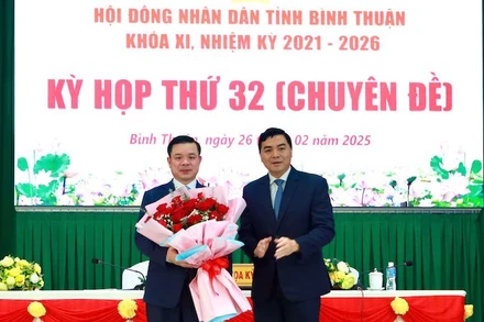 Tân Chủ tịch Ủy ban nhân dân tỉnh Bình Thuận Đỗ Hữu Huy (bên trái).