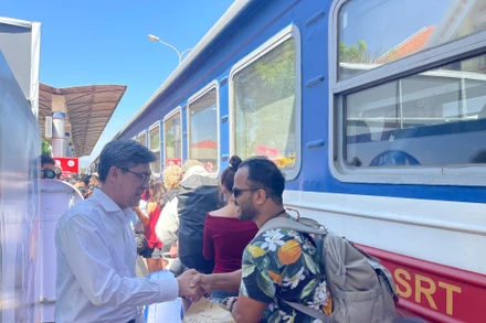 Du khách “xông đất” Bình Thuận được lì xì trong ngày mùng 1 Tết