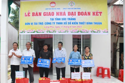 Ông Trần Văn Ly, Phó Bí thư Đảng ủy, Phó Giám đốc Công ty TNHH Xổ số kiến thiết Bình Thuận trao tặng nhà cho người có hoàn cảnh khó khăn.