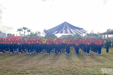 Thanh niên tham gia lễ kỷ niệm 50 năm.