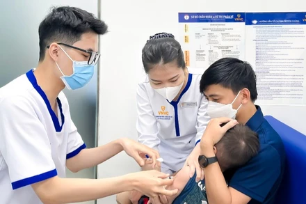 Nhiều phụ huynh đưa trẻ đi tiêm vắc xin sởi.