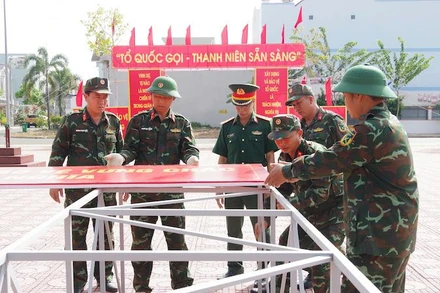 Bộ đội làm cổng chuẩn bị cho hội trại tòng quân.