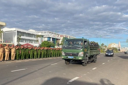 Công an ra quân đợt cao điểm trấn áp tội phạm.