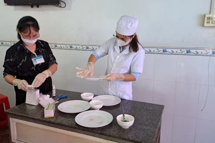 Đoàn Thanh tra của Sở Y tế kiểm tra lấy mẫu tại resort.