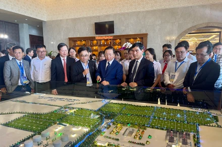 Đồng chí Trần Hồng Hà, Phó Thủ tướng Chính phủ lắng nghe doanh nghiệp giới thiệu về Khu công nghiệp Sơn Mỹ I. 