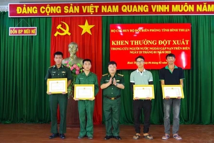 Khen thưởng các cá nhân cứu du khách nước ngoài.