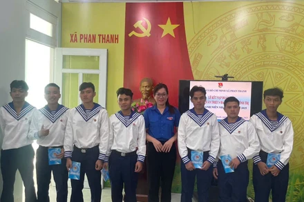 Đại diện Ủy ban nhân dân xã Phan Thanh, huyện Bắc Bình, tỉnh Bình Thuận tổ chức trao giấy nhập ngũ cho thanh niên. (Ảnh THANH HẢI)