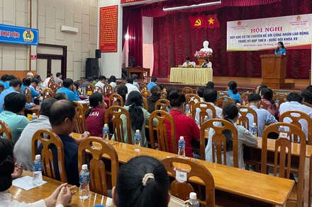 Nhiều người lao động tham dự hội nghị.