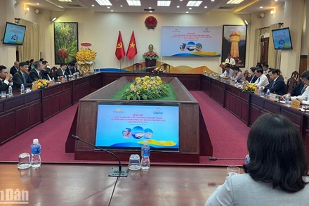 Bình Thuận ký hợp tác với Vietnam Airlines phát triển du lịch.