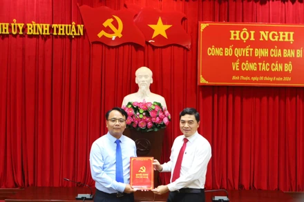 Đồng chí Nguyễn Hoài Anh, Ủy viên dự khuyết Trung ương Đảng, Bí thư Tỉnh ủy Bình Thuận, Chủ tịch Hội đồng nhân dân tỉnh Bình Thuận đã trao Quyết định chuẩn y cho tân Phó Bí thư Tỉnh ủy và phát biểu chỉ đạo, giao nhiệm vụ cho đồng chí Đặng Hồng Sỹ. 