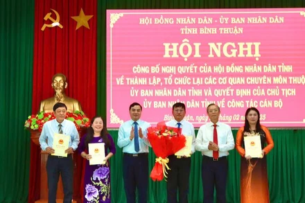 Trao quyết định cán bộ.